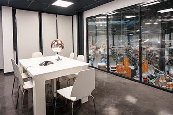 Działanie alarmu włamaniowego w firmie.